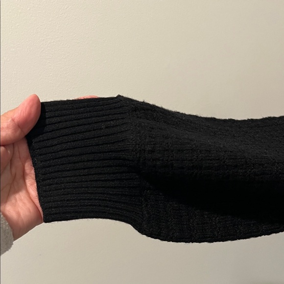 Chic Black Long Sleeve Sweater Dress with White Accents - Picture 5 of 7